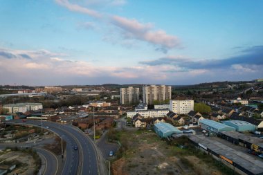 Luton City Residential District 'in havadan görüntüsü, İngiltere, İngiltere. Günbatımında Drone 'un Kamerası