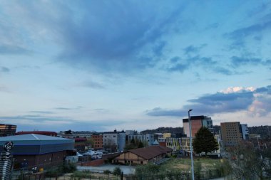 Luton City Residential District 'in havadan görüntüsü, İngiltere, İngiltere. Günbatımında Drone 'un Kamerası