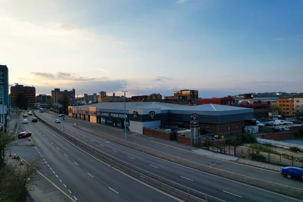 Luton City Residential District 'in havadan görüntüsü, İngiltere, İngiltere. Günbatımında Drone 'un Kamerası