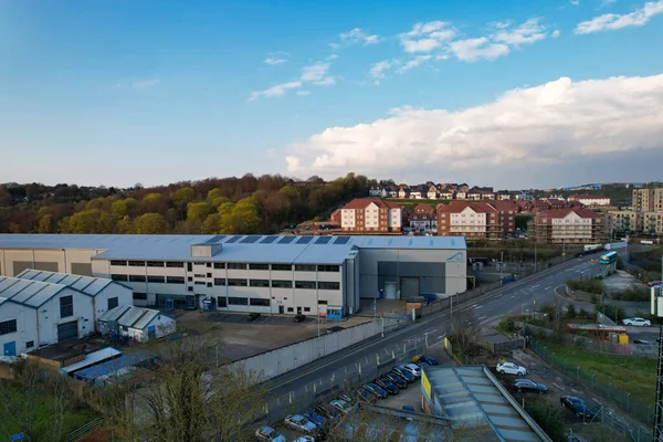 Luton City Residential District 'in havadan görüntüsü, İngiltere, İngiltere. Günbatımında Drone 'un Kamerası