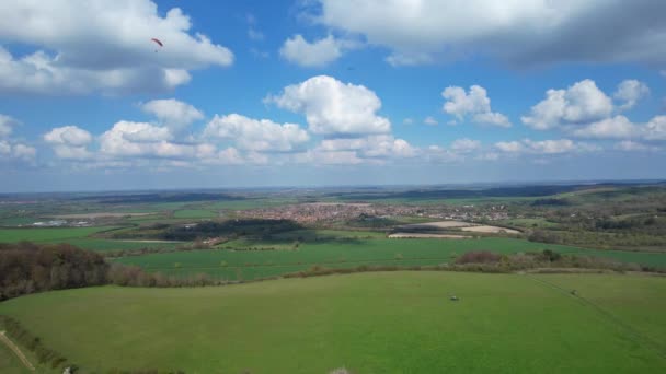 Paralotniarze Latają Nad Brytyjską Wsią Piękny Słoneczny Częściowo Zachmurzony Dzień — Wideo stockowe