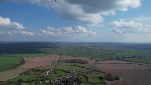 Paragliderler Güzel Güneşli Kısmen Bulutlu Bir Günde Ngiliz Kırsalında Uçuyorlar — Stok video