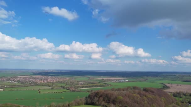 Paragliders Vliegen Het Britse Platteland Een Mooie Zonnige Gedeeltelijk Bewolkte — Stockvideo