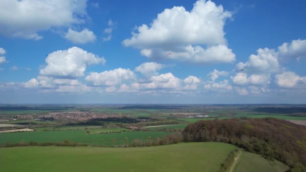 Los Parapentes Sobrevuelan Campiña Británica Hermoso Día Soleado Parcialmente Nublado — Vídeos de Stock