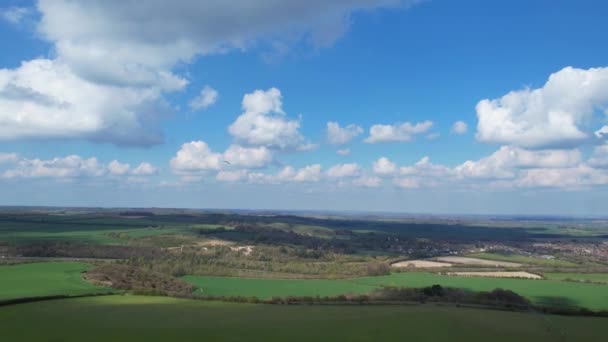 Paraglidisté Létají Nad Britskou Krajinou Krásném Slunečném Částečně Oblačném Dni — Stock video