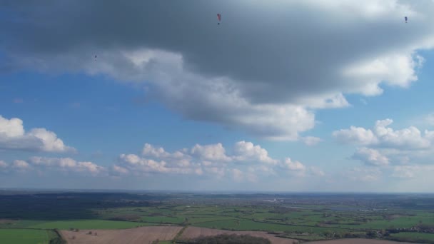 아름다운 부분적으로 구름의 카운터 사이드 상공을 패러글라이더들 — 비디오