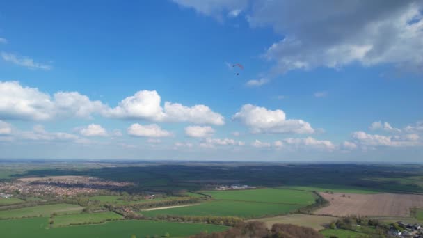 Αλεξίπτωτα Πετούν Πάνω Από Βρετανική Countryside Μια Όμορφη Ηλιόλουστη Και — Αρχείο Βίντεο