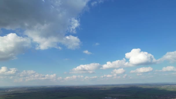 Vista Panorámica Del Cielo Nublado Sobre Ciudad Inglesa Durante Día — Vídeo de stock