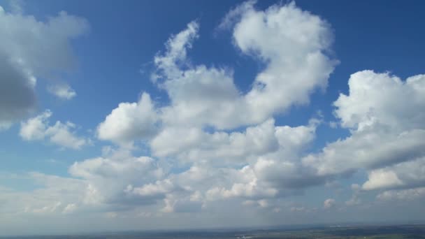 英国城市上空白日多云的景象 — 图库视频影像