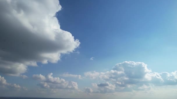 Vista Panorámica Del Cielo Nublado Sobre Ciudad Inglesa Durante Día — Vídeos de Stock