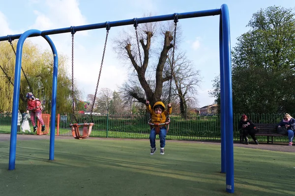 Porträt Eines Niedlichen Kleinen Jungen Auf Einem Spielplatz Lewsey Park — Stockfoto