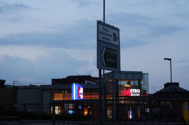 Gün batımında İngiltere 'nin Luton Kasabası Güzel Düşük Açı Görünümü