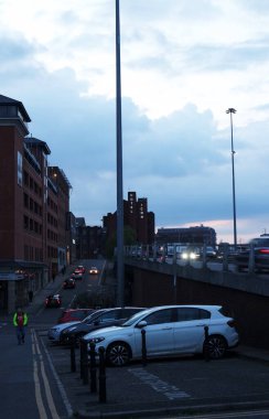 Gün batımında İngiltere 'nin Luton Kasabası Güzel Düşük Açı Görünümü