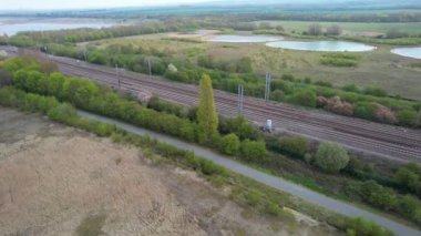 Stewartby Gölü 'nden ve Bedford City' nin kırsal kesiminden geçen tren raylarının hava görüntüleri. Görüntü İHA 'nın Kamerasıyla 23 Nisan 2023' te kaydedildi.