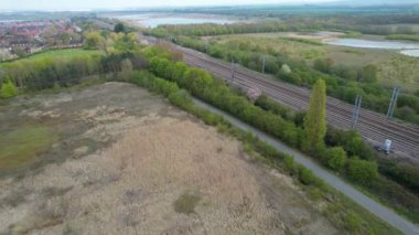 Stewartby Gölü 'nden ve Bedford City' nin kırsal kesiminden geçen tren raylarının hava görüntüleri. Görüntü İHA 'nın Kamerasıyla 23 Nisan 2023' te kaydedildi.