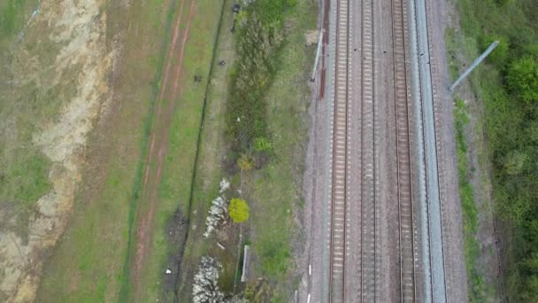 从Stewartby湖和贝德福德市郊区经过的火车轨道的航拍 镜头是在2023年4月23日和2023年4月23日用无人机拍摄的 — 图库视频影像