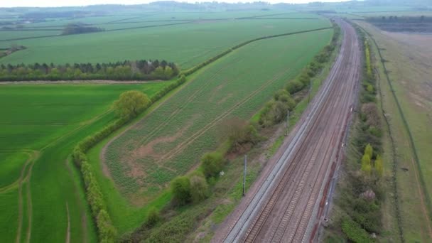 从Stewartby湖和贝德福德市郊区经过的火车轨道的航拍 镜头是在2023年4月23日和2023年4月23日用无人机拍摄的 — 图库视频影像