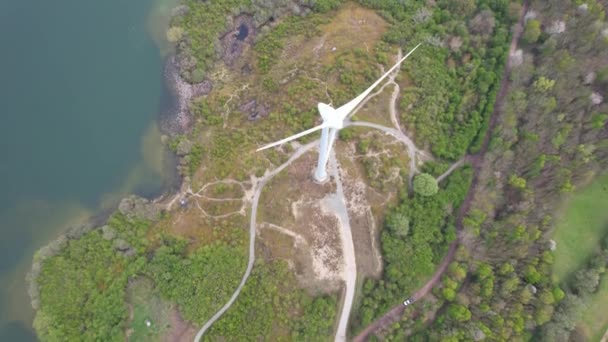 High Angle Footage Stewartby Lake Wind Turbine Bedford British Countryside — 비디오