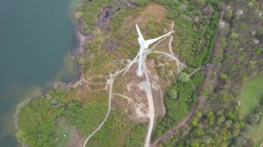 İngiltere 'nin Bedford İngiliz Kırsal Bölgesi' ndeki Stewartby Gölü ve Rüzgâr Türbini Yüksek Açı Görüntüsü. İHA 'nın Yüksek İrtifa Kamerasıyla 23 Nisan 2023' te çekildi.