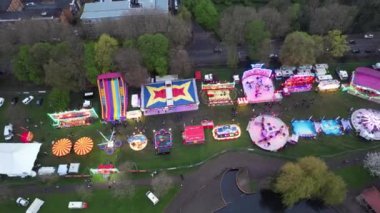 Müslüman ve Asya Pakistan Topluluğunun Kurban Bayramı Yüksek Açılı Görüntüleri. İnsanlar Wardown Halk Parkı, Luton, İngiltere 'de düzenlenen bir lunaparkta bulunuyorlar ve eğleniyorlar.