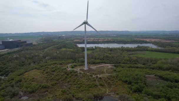 High Angle Footage Stewartby Lake Wind Turbine Bedford British Countryside — 비디오