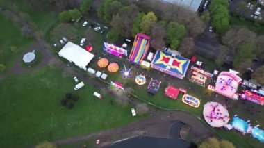 Müslüman ve Asya Pakistan Topluluğunun Kurban Bayramı Yüksek Açılı Görüntüleri. İnsanlar Wardown Halk Parkı, Luton, İngiltere 'de düzenlenen bir lunaparkta bulunuyorlar ve eğleniyorlar.