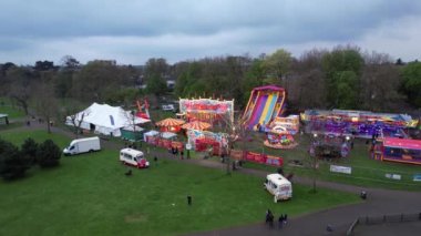 Müslüman ve Asya Pakistan Topluluğunun Kurban Bayramı Yüksek Açılı Görüntüleri. İnsanlar Wardown Halk Parkı, Luton, İngiltere 'de düzenlenen bir lunaparkta bulunuyorlar ve eğleniyorlar.