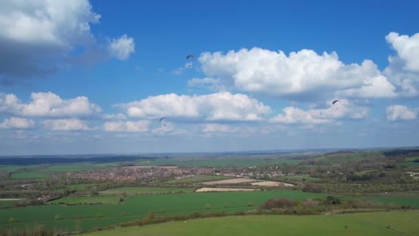 Paralotniarze Latający Nad Brytyjską Wsią Piękny Słoneczny Częściowo Zachmurzony Dzień — Wideo stockowe