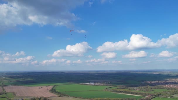 Paragliders Létání Nad Britským Venkovem Krásném Slunečném Částečně Oblačném Dni — Stock video