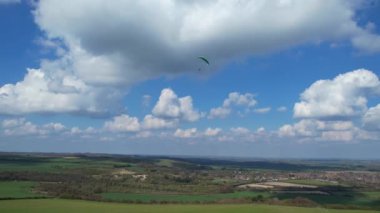 Paragliderler İngiliz Kırsalında Uçuyor, video