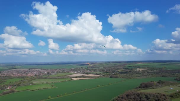 Parapentes Volando Sobre British Countryside Video — Vídeos de Stock
