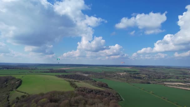 Paragliders Vliegen Het Britse Platteland Video — Stockvideo