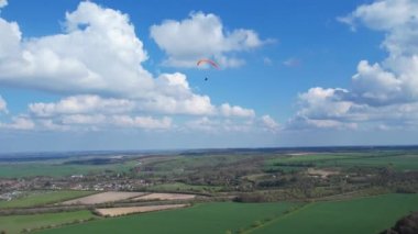 Paragliderler İngiliz Kırsalında Uçuyor, video