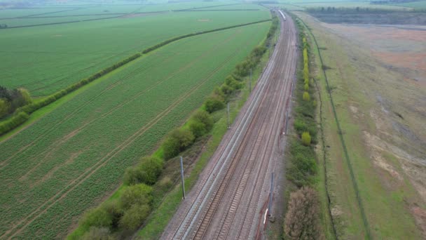 Luftaufnahmen Eines Britischen Zuges Auf Gleisen Der Bedford City Passiert — Stockvideo