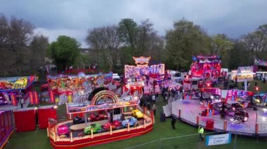 Müslüman ve Asya Pakistan Topluluğunun Kurban Bayramı Yüksek Açılı Görüntüleri. İnsanlar Wardown Halk Parkı, Luton, İngiltere 'de düzenlenen bir lunaparkta bulunuyorlar ve eğleniyorlar.