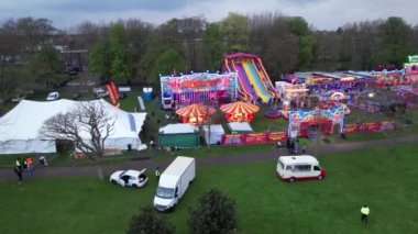 Müslüman ve Asya Pakistan Topluluğunun Kurban Bayramı Yüksek Açılı Görüntüleri. İnsanlar Wardown Halk Parkı, Luton, İngiltere 'de düzenlenen bir lunaparkta bulunuyorlar ve eğleniyorlar.