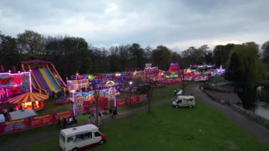 Müslüman ve Asya Pakistan Topluluğunun Kurban Bayramı Yüksek Açılı Görüntüleri. İnsanlar Wardown Halk Parkı, Luton, İngiltere 'de düzenlenen bir lunaparkta bulunuyorlar ve eğleniyorlar.