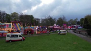 Müslüman ve Asya Pakistan Topluluğunun Kurban Bayramı Yüksek Açılı Görüntüleri. İnsanlar Wardown Halk Parkı, Luton, İngiltere 'de düzenlenen bir lunaparkta bulunuyorlar ve eğleniyorlar.