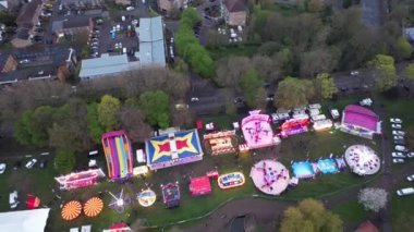 Müslüman ve Asya Pakistan Topluluğunun Kurban Bayramı Yüksek Açılı Görüntüleri. İnsanlar Wardown Halk Parkı, Luton, İngiltere 'de düzenlenen bir lunaparkta bulunuyorlar ve eğleniyorlar.