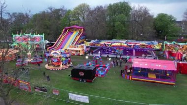 Müslüman ve Asya Pakistan Topluluğunun Kurban Bayramı Yüksek Açılı Görüntüleri. İnsanlar Wardown Halk Parkı, Luton, İngiltere 'de düzenlenen bir lunaparkta bulunuyorlar ve eğleniyorlar.