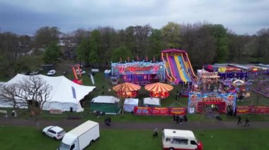 Müslüman ve Asya Pakistan Topluluğunun Kurban Bayramı Yüksek Açılı Görüntüleri. İnsanlar Wardown Halk Parkı, Luton, İngiltere 'de düzenlenen bir lunaparkta bulunuyorlar ve eğleniyorlar.
