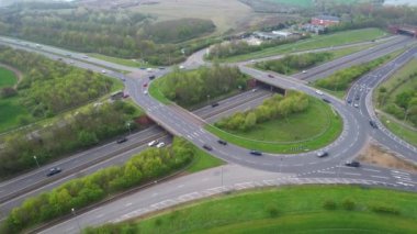 Bedford, İngiltere, İngiltere - 23 Nisan 2023: British Roads and Traraffic View