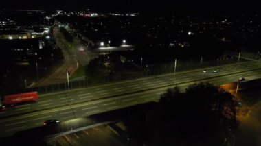 Luton, İngiltere, Birleşik Krallık - 26 Nisan 2023: British Highways at Night