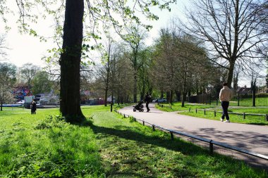 Luton, İngiltere - 16 Nisan 2023. İngiltere, Luton 'daki Wardown Müzesi Halk Parkı. Soğuk ve güneşli bir gün