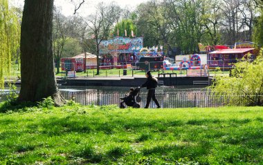 Luton, İngiltere - 16 Nisan 2023. İngiltere, Luton 'daki Wardown Müzesi Halk Parkı. Soğuk ve güneşli bir gün