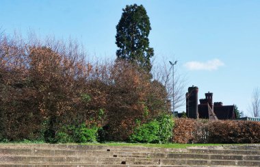 Luton, İngiltere - 16 Nisan 2023. İngiltere, Luton 'daki Wardown Müzesi Halk Parkı. Soğuk ve güneşli bir gün