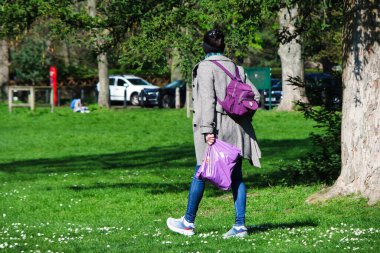 Luton, İngiltere - 16 Nisan 2023. İngiltere, Luton 'daki Wardown Müzesi Halk Parkı. Soğuk ve güneşli bir gün