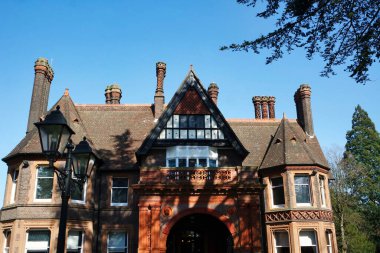 Luton, İngiltere - 16 Nisan 2023. İngiltere, Luton 'daki Wardown Müzesi Halk Parkı. Soğuk ve güneşli bir gün