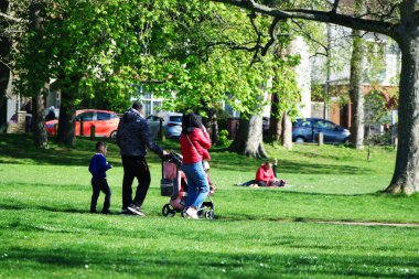 Luton, İngiltere - 16 Nisan 2023. İngiltere, Luton 'daki Wardown Müzesi Halk Parkı. Soğuk ve güneşli bir gün