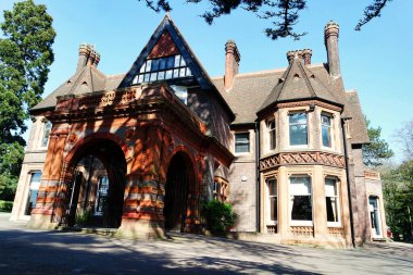 Luton, İngiltere - 16 Nisan 2023. İngiltere, Luton 'daki Wardown Müzesi Halk Parkı. Soğuk ve güneşli bir gün